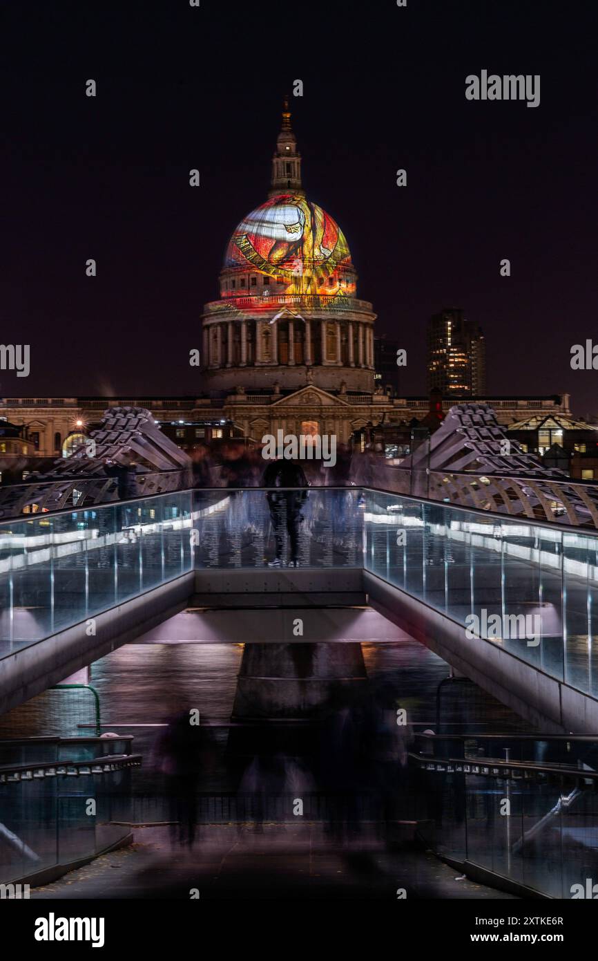 Cattedrale di St Paul a Londra con proiezione Ancient of Days di William Blake sulla cupola con Millennium Bridge Foto Stock
