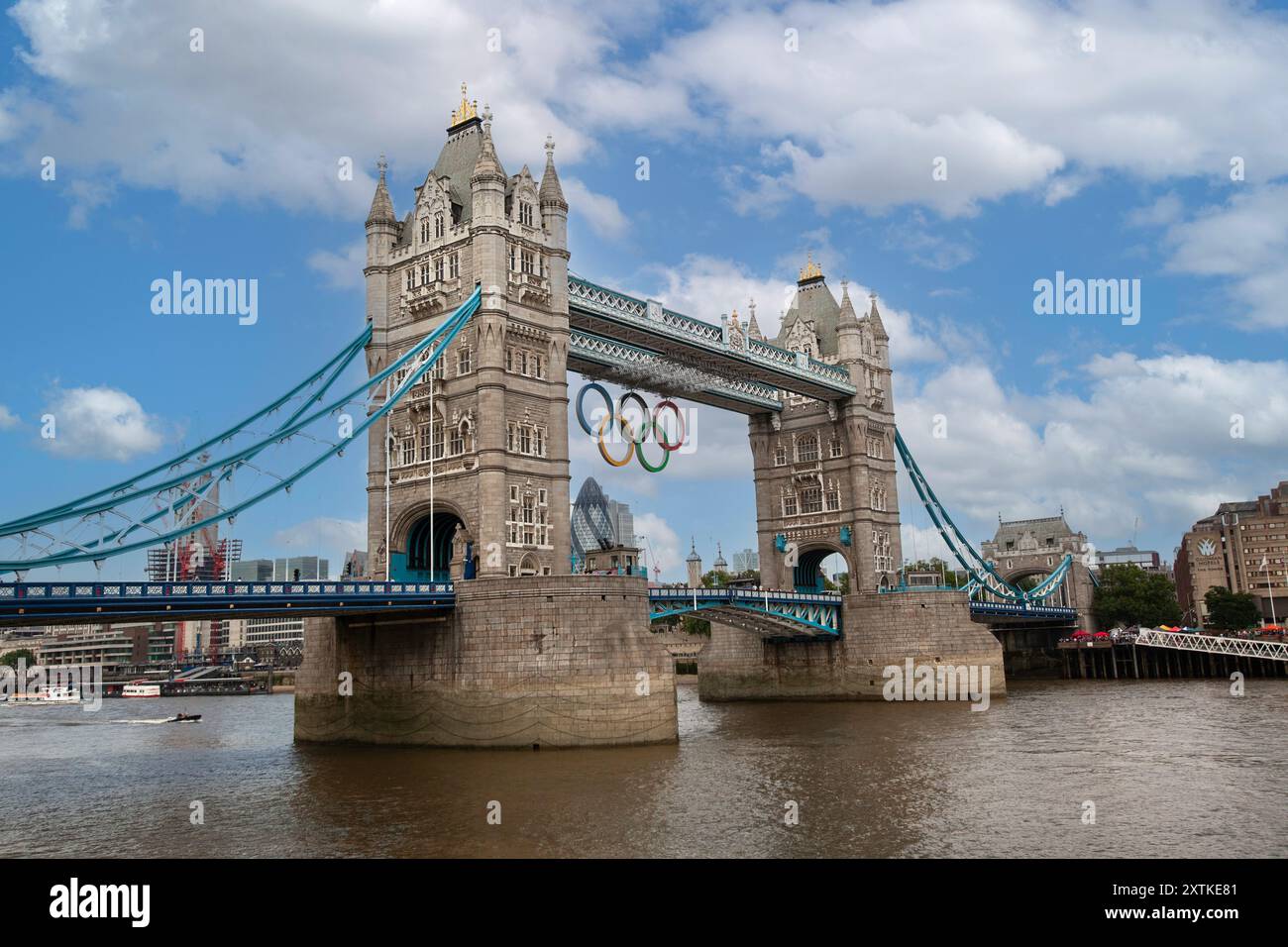 Anelli olimpici appesi al Tower Bridge di Londra durante i giochi olimpici del 2012 Foto Stock
