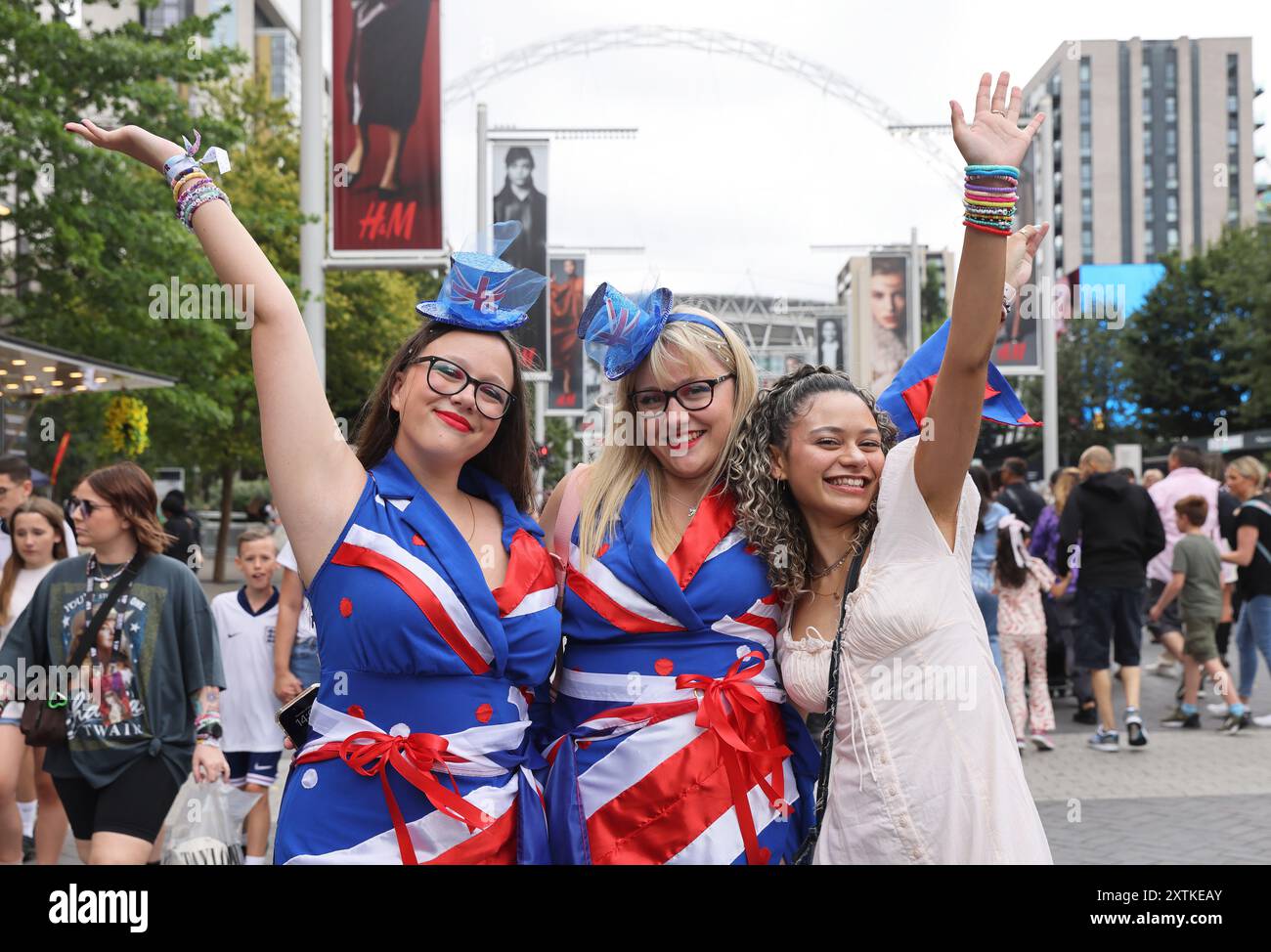 Londra, Regno Unito 15 agosto 2024. L'emozione si è sviluppata su Wembley Way quando i fan sono arrivati per la prima notte del ritorno di Taylor Swift a Londra, durante l'ultima tappa del suo tour. Persone arrivarono da tutto il mondo compresi quelli che si sono persi quando i concerti di Vienna sono stati cancellati a causa di un allarme terroristico . Credito : Monica Wells/Alamy Live News Foto Stock