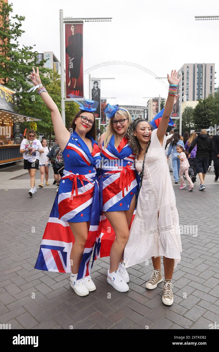 Londra, Regno Unito 15 agosto 2024. L'emozione si è sviluppata su Wembley Way quando i fan sono arrivati per la prima notte del ritorno di Taylor Swift a Londra, durante l'ultima tappa del suo tour. Persone arrivarono da tutto il mondo compresi quelli che si sono persi quando i concerti di Vienna sono stati cancellati a causa di un allarme terroristico . Credito : Monica Wells/Alamy Live News Foto Stock