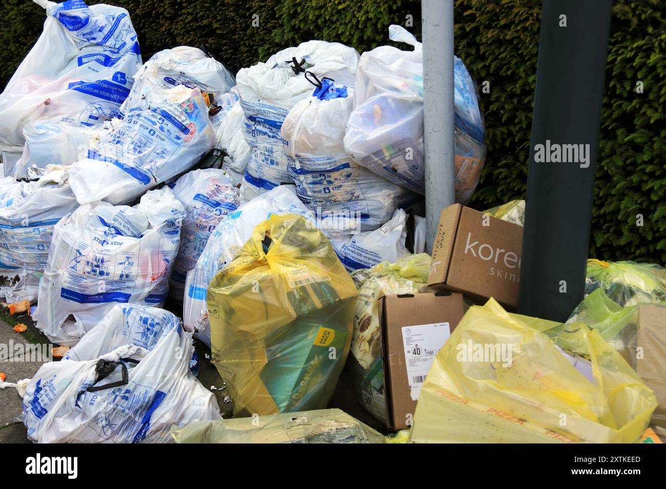 Gli scioperi di Bin a Bruxelles fanno sì che si accumulino rifiuti sulle strade belghe Foto Stock