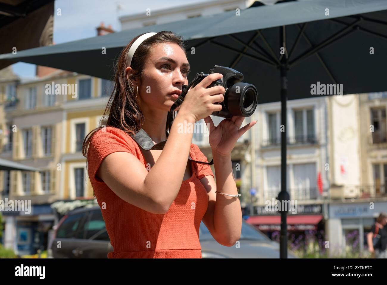 Donna caucasica che visita la Francia sul punto di interesse Foto Stock