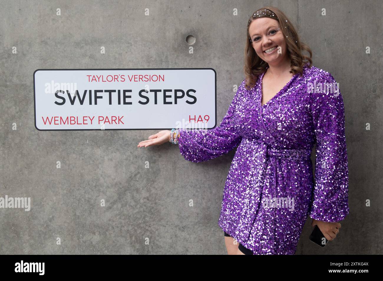 Londra, Regno Unito. 15 agosto 2024. I fan di Taylor Swift (Swifties) possono essere visti allo stadio di Wembley prima del primo spettacolo della cantante nella seconda tappa della sua residenza di cinque notti allo stadio di Wembley ed è il primo concerto da quando i suoi concerti di Vienna sono stati cancellati a causa di una minaccia terroristica. Credito: Justin ng/Alamy Live News Foto Stock