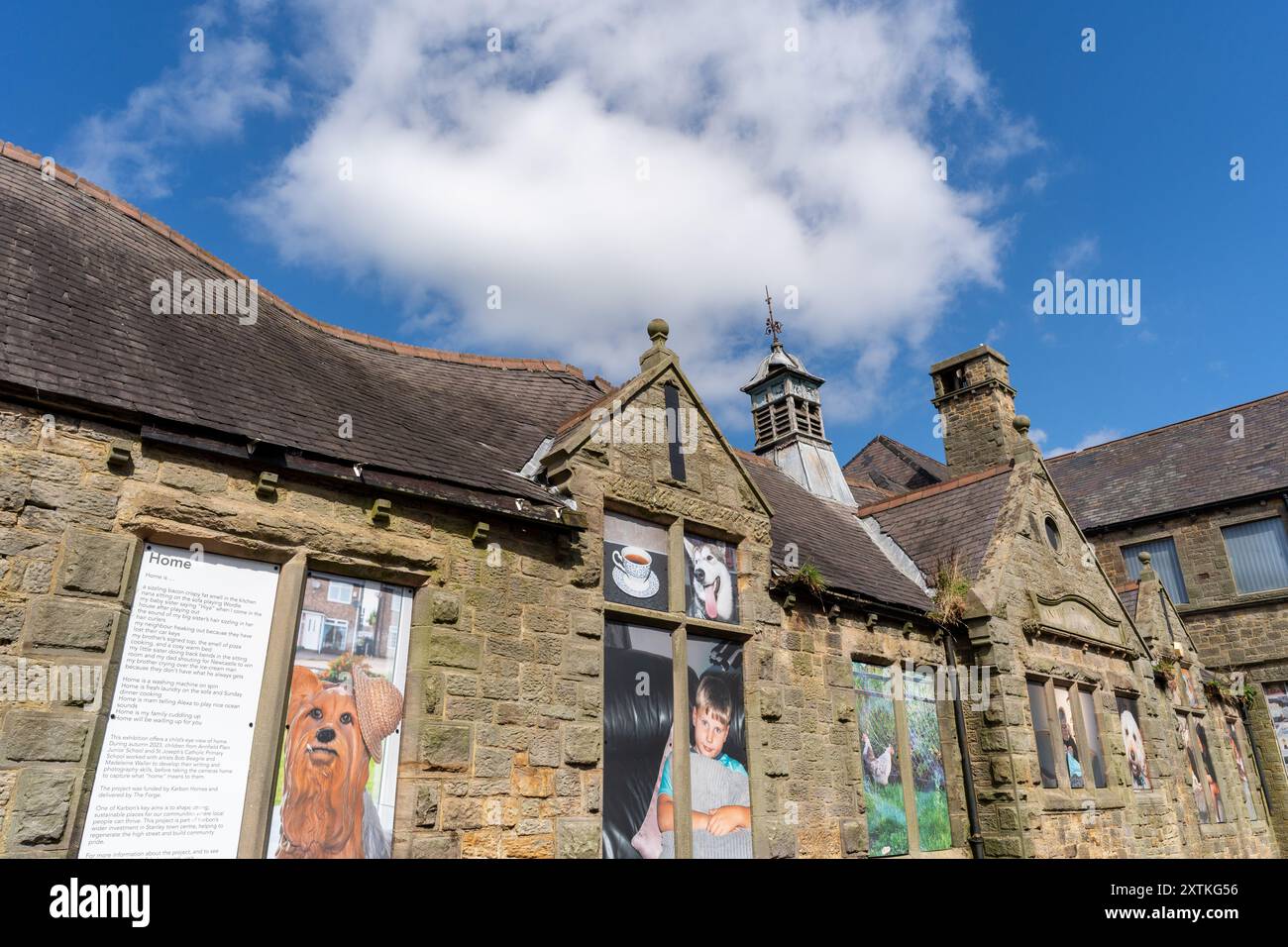 Stanley. Contea di Durham, Regno Unito. Ex West Stanley Board School in Front Street - edificio abbandonato con pannelli d'arte Foto Stock