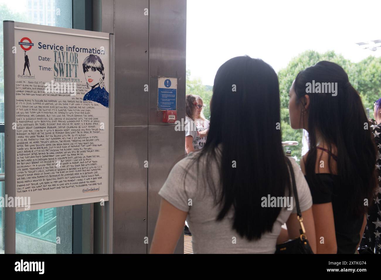 Londra, Regno Unito. 15 agosto 2024. I fan di Taylor Swift (Swifties) possono essere visti allo stadio di Wembley prima del primo spettacolo della cantante nella seconda tappa della sua residenza di cinque notti allo stadio di Wembley ed è il primo concerto da quando i suoi concerti di Vienna sono stati cancellati a causa di una minaccia terroristica. Credito: Justin ng/Alamy Live News Foto Stock