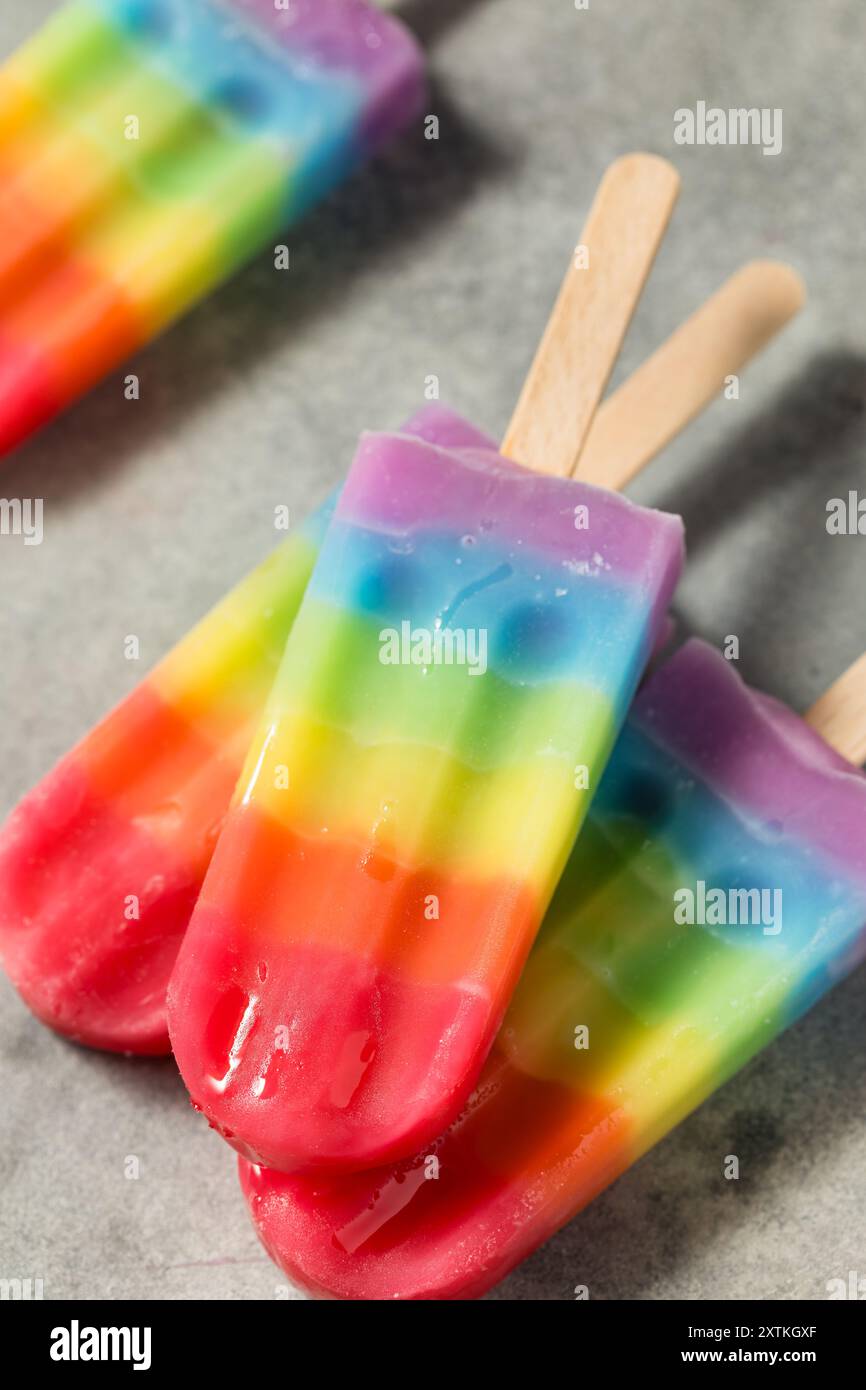 Dolci papaveri arcobaleno estivi con diversi sapori di frutta Foto Stock