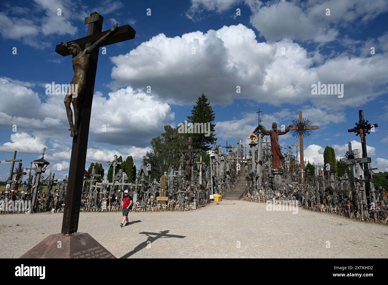 Siauliai, Lituania - 22 luglio 2024: Un popolo che visita la collina delle croci (Kryziu kalnas). Hill of Crosses è un importante sito di pellegrinaggio cattolico Foto Stock