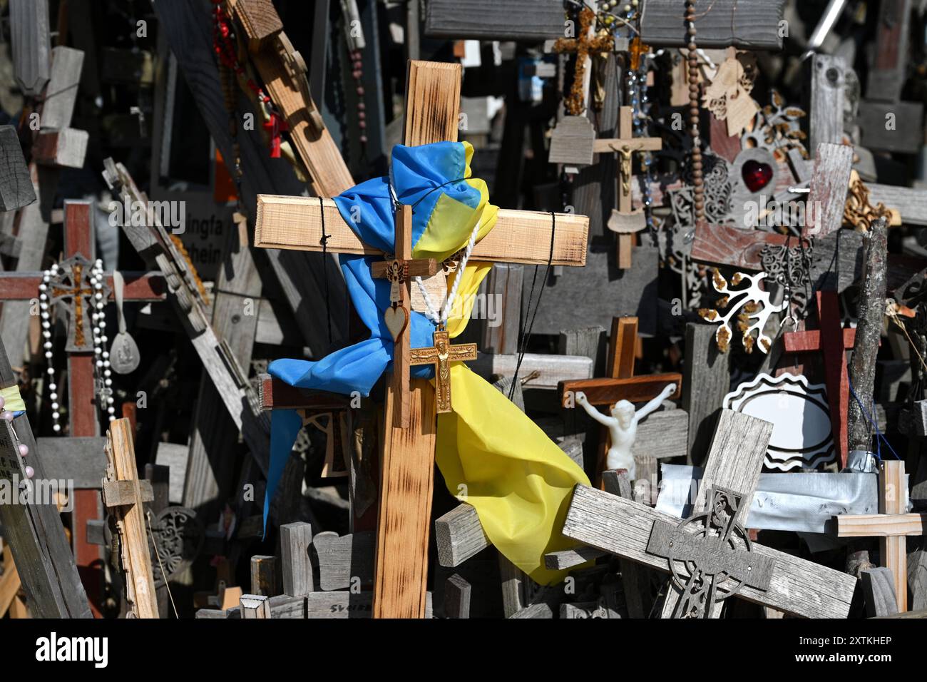 Siauliai, Lituania - 22 luglio 2024: Collina delle croci (Kryziu kalnas). La Collina delle Croci è un importante sito di pellegrinaggio cattolico in Lituania. Foto Stock