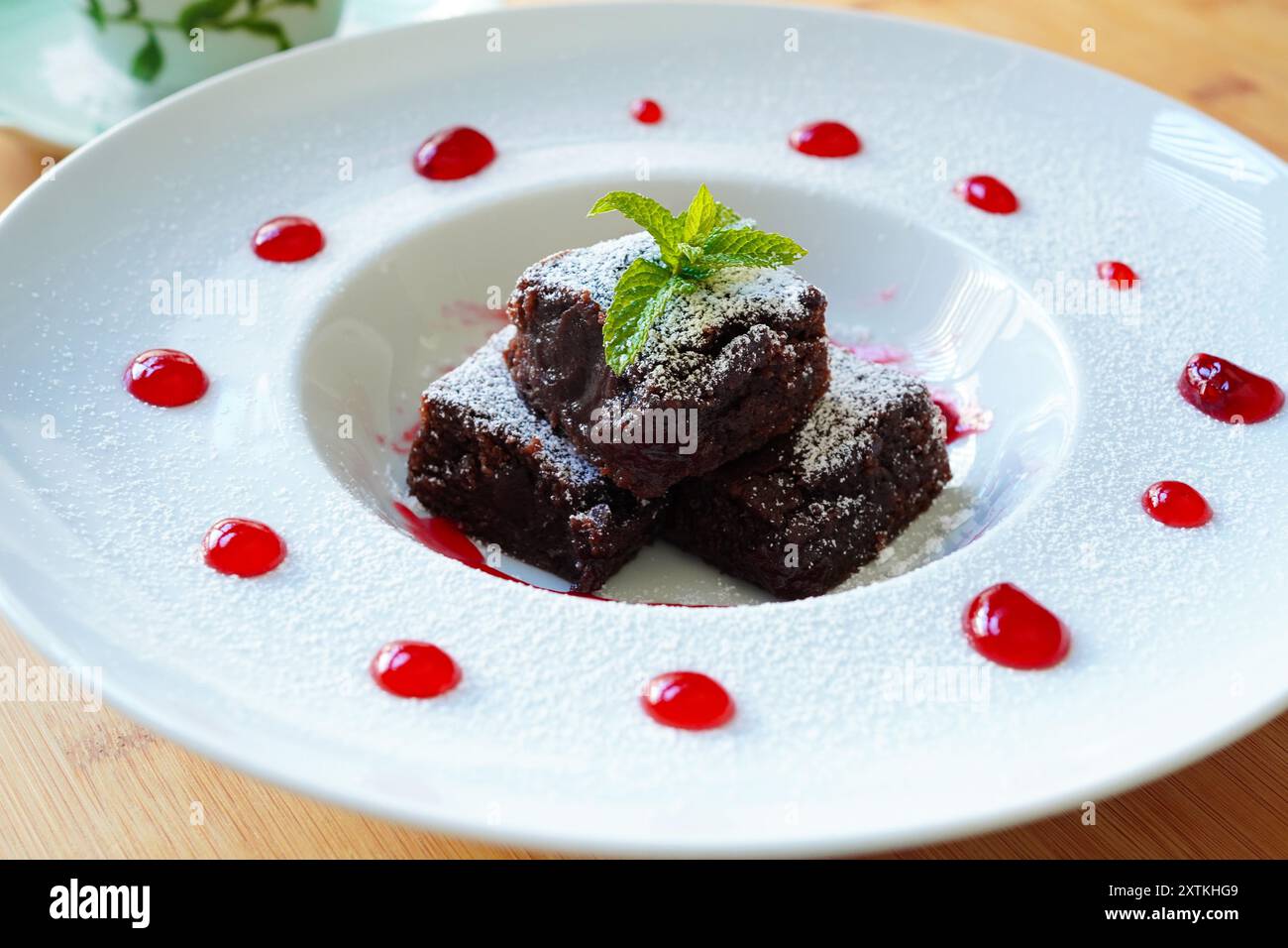 Primo piano di brownie al cioccolato con salsa al lampone Foto Stock