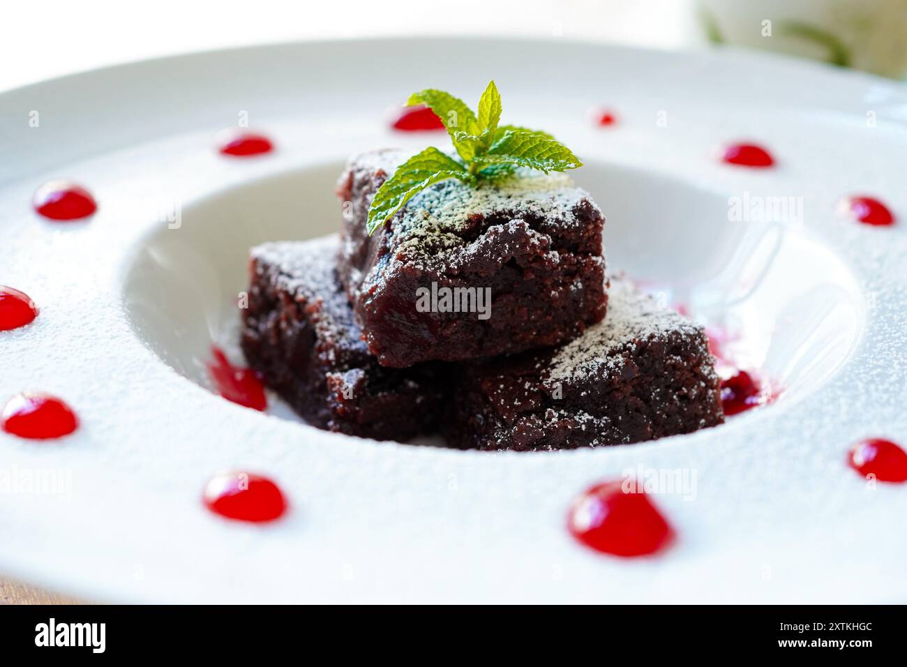 Primo piano di brownie al cioccolato con salsa al lampone Foto Stock