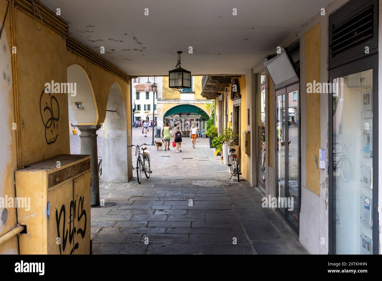 Scena di strada a Iseo, Lombardia Foto Stock