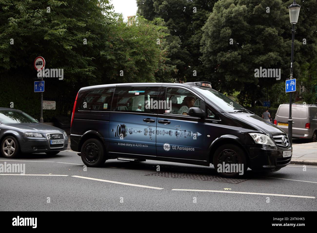 Taxi con pubblicità attivata per GE Aerospace su Fulham Road Londra Inghilterra Foto Stock