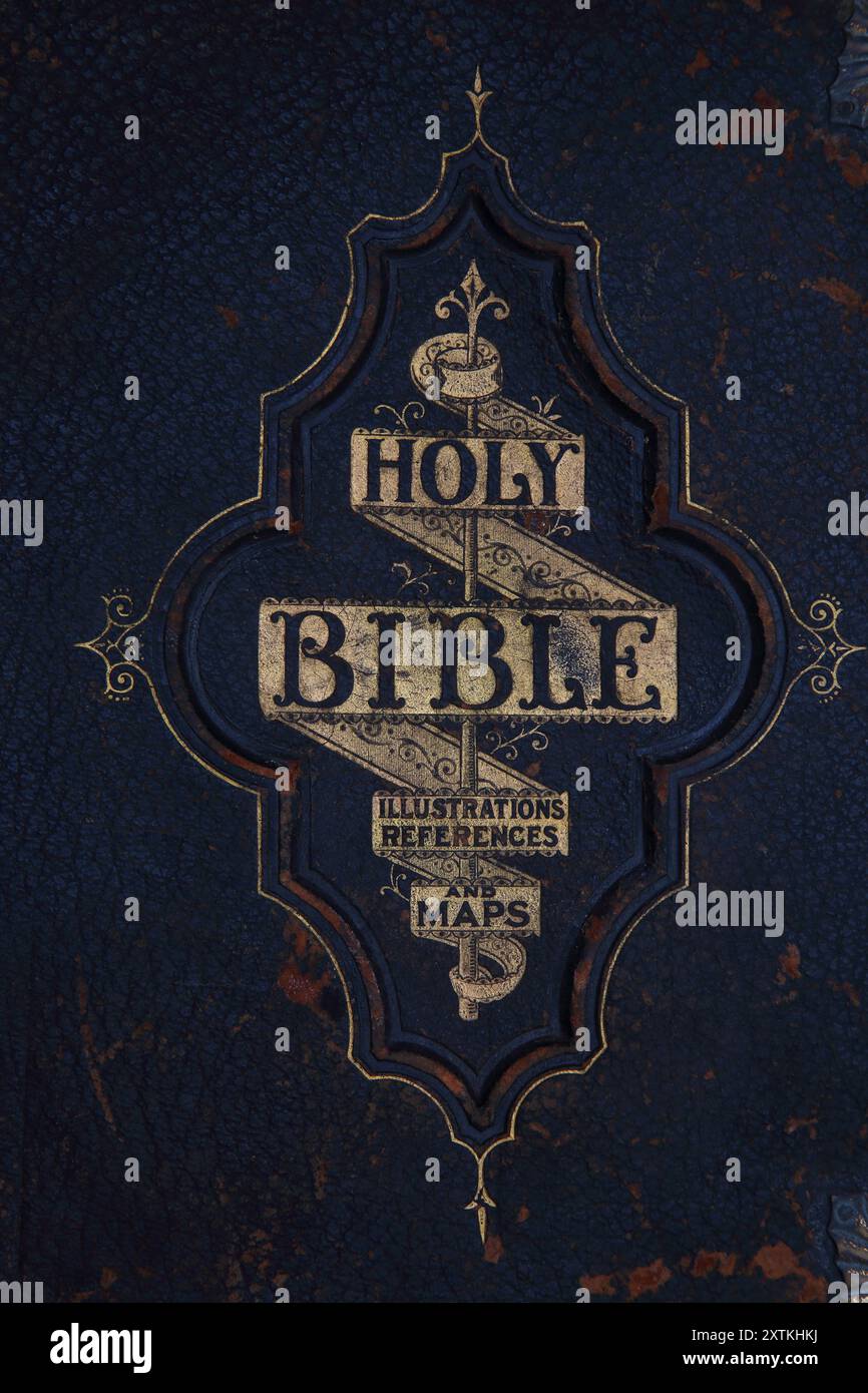 Copertina anteriore rifinita in pelle della Sacra Bibbia - la Bibbia illustrata della famiglia Nazionale con i commentari di Scott ed Enrico che ne contengono molte migliaia Foto Stock