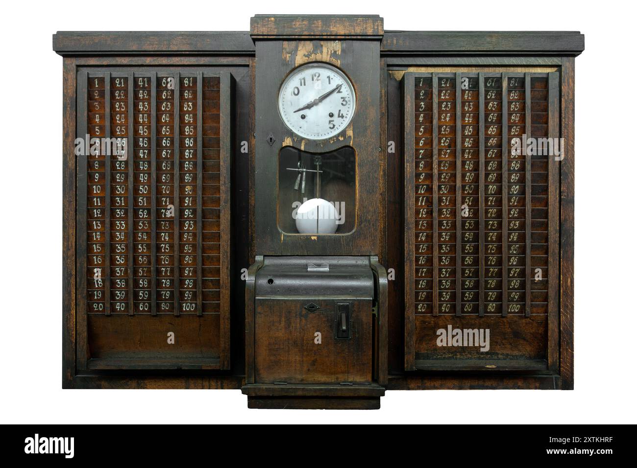Orologio anticato / orologio da 1920 punch / macchina per schede orologio vintage su sfondo bianco, registrazione degli orari di inizio e di fine per i dipendenti ogni ora Foto Stock
