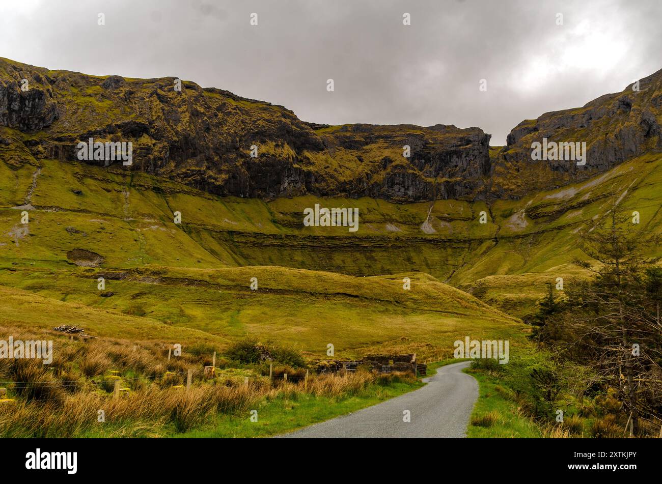 Paesaggio della valle Gleniff Horseshoe nella contea di Sligo con la strada come linea di punta nella scena Foto Stock