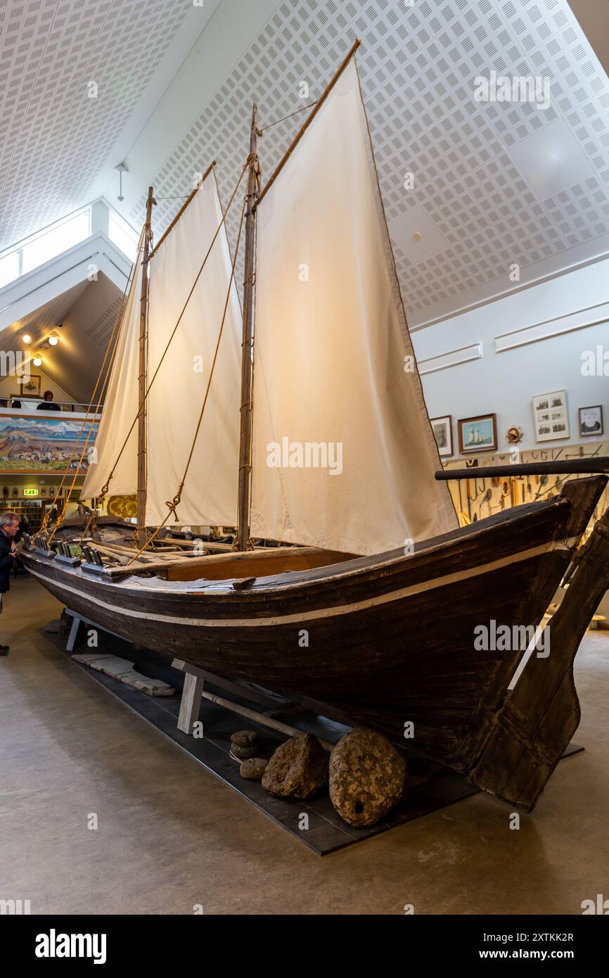 Skogar, Islanda, 16.05.2022. Vista interna del museo Skogar, sala espositiva con la vecchia barca a vela Petursey e l'equipaggiamento marino. Foto Stock Skogar, Islanda, 16.05.2022. Vista interna del museo Skogar, sala espositiva con la vecchia barca a vela Petursey e l'equipaggiamento marino. Foto Stock