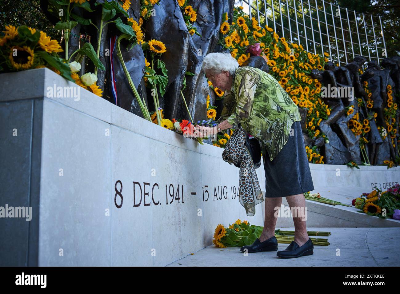 L'AIA - le vittime dell'occupazione giapponese delle ex Indie Orientali olandesi sono commemorate nel monumento delle Indie. È la terza volta che la commemorazione nazionale del 15 agosto 1945 si svolge nelle ore serali. ANP PHIL NIJHUIS netherlands Out - belgio Out Foto Stock