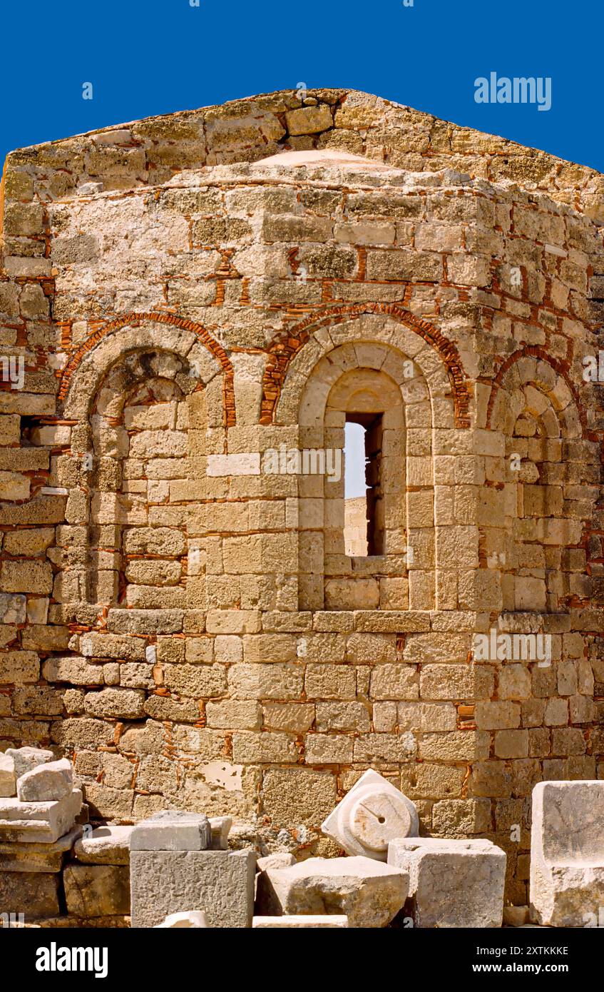Rovine della chiesa di San Giovanni, Acropoli di Lindo, isola di Rodi, Dodecaneso, Grecia, Europa Foto Stock