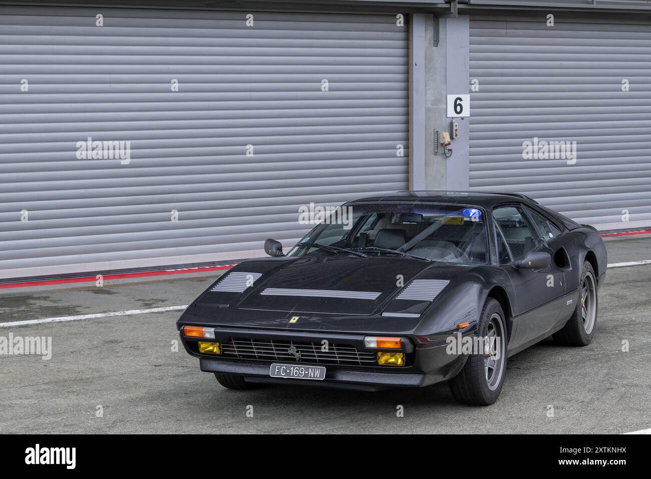 Spa-Francorchamps, Belgio - Vista su una Ferrari 308 GTB nera parcheggiata in un parcheggio. Foto Stock