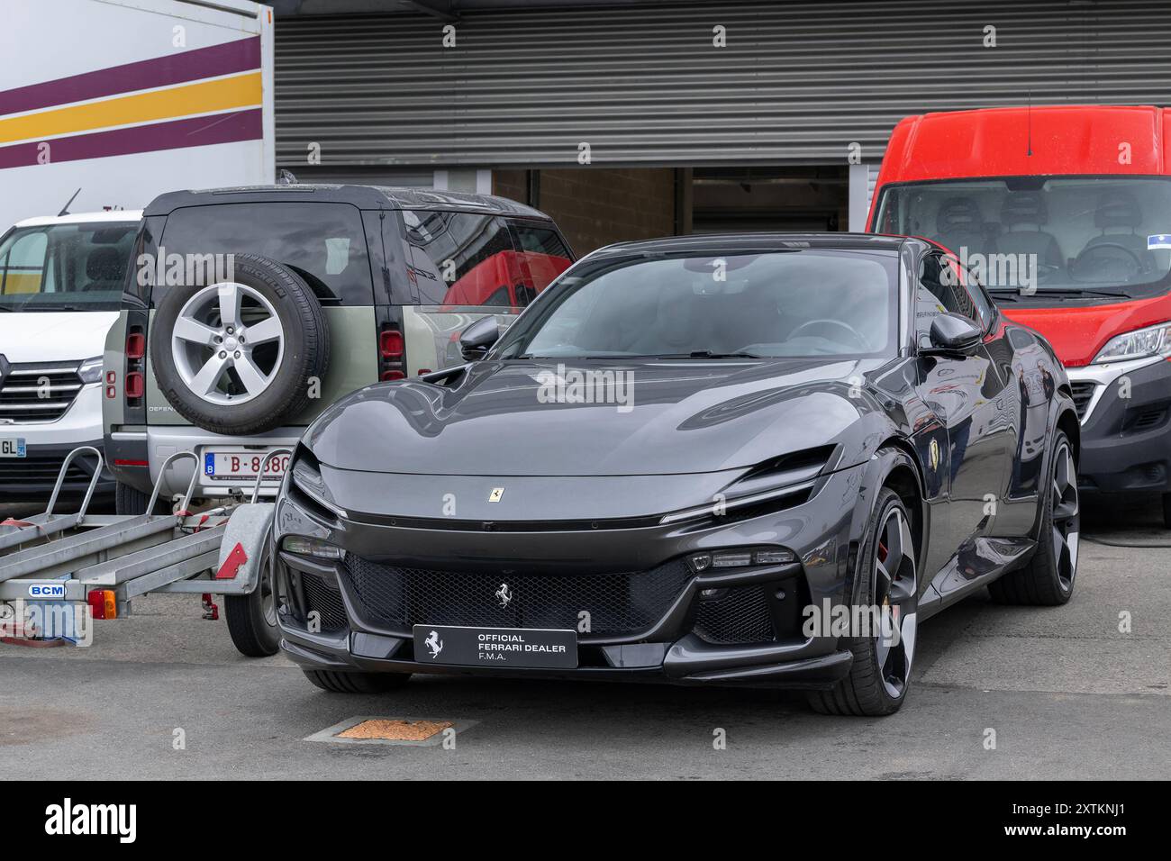 Spa-Francorchamps, Belgio - Vista su una Ferrari Purosangue grigia parcheggiata in un parcheggio. Foto Stock