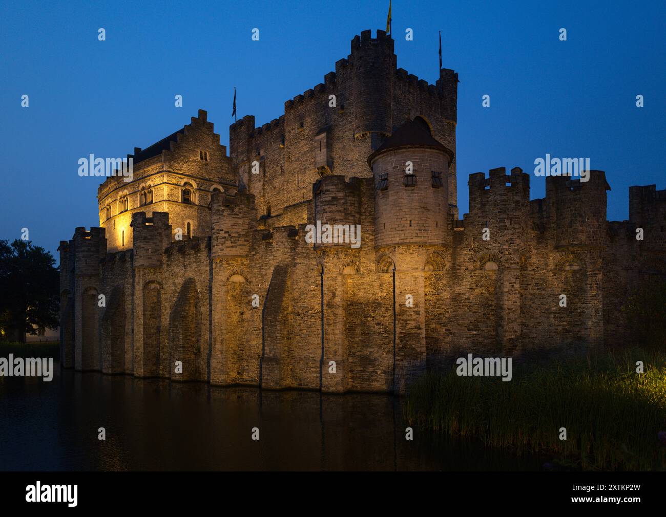 Castello di Gravensteen di notte, situato nella città di Gand, Fiandre, Belgio Foto Stock