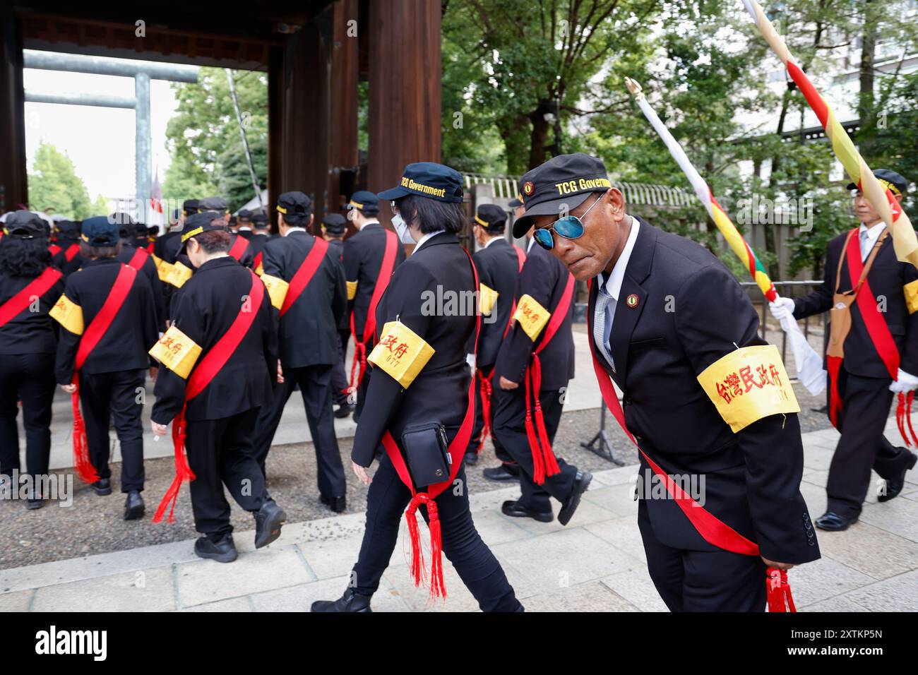 Tokyo, Giappone. 15 agosto 2024. Persone del governo civile di Taiwan (TCG) visitano il santuario Yasukuni per rendere omaggio ai morti di guerra nel 79° anniversario della resa del Giappone nella seconda guerra mondiale. Il primo ministro Fumio Kishida non era tra i legislatori a visitare il santuario e invece ha inviato un'offerta rituale evita di irritare i paesi vicini che associano Yasukuni anche ai criminali di guerra e al passato imperiale del Giappone. (Credit Image: © Rodrigo Reyes Marin/ZUMA Press Wire) SOLO PER USO EDITORIALE! Non per USO commerciale! Foto Stock