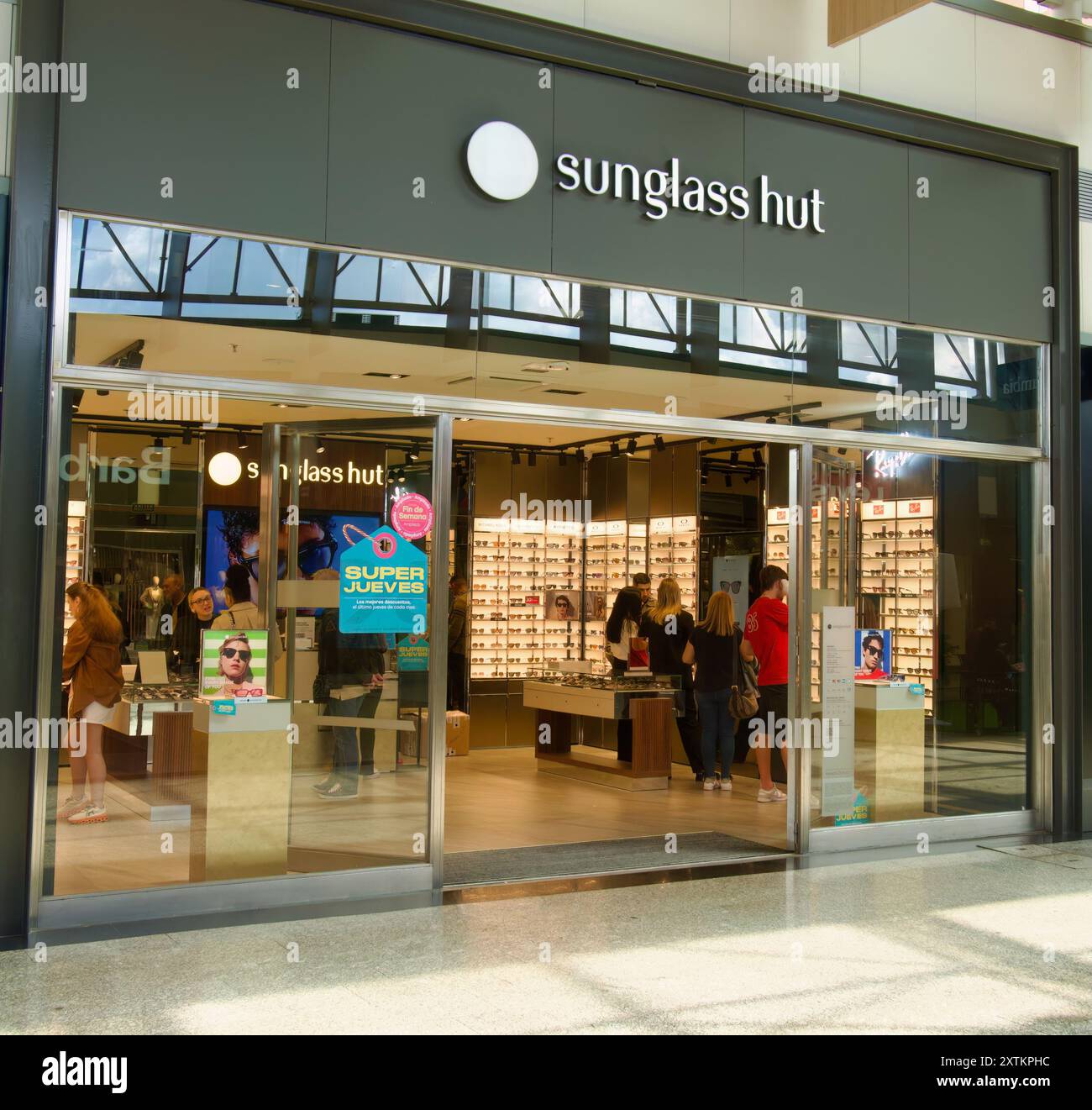 La catena americana Sunglass Hut è ora di proprietà del gruppo italiano Luxottica, nel centro commerciale Fashion Outlet Barakaldo Basque Country Spagna Foto Stock