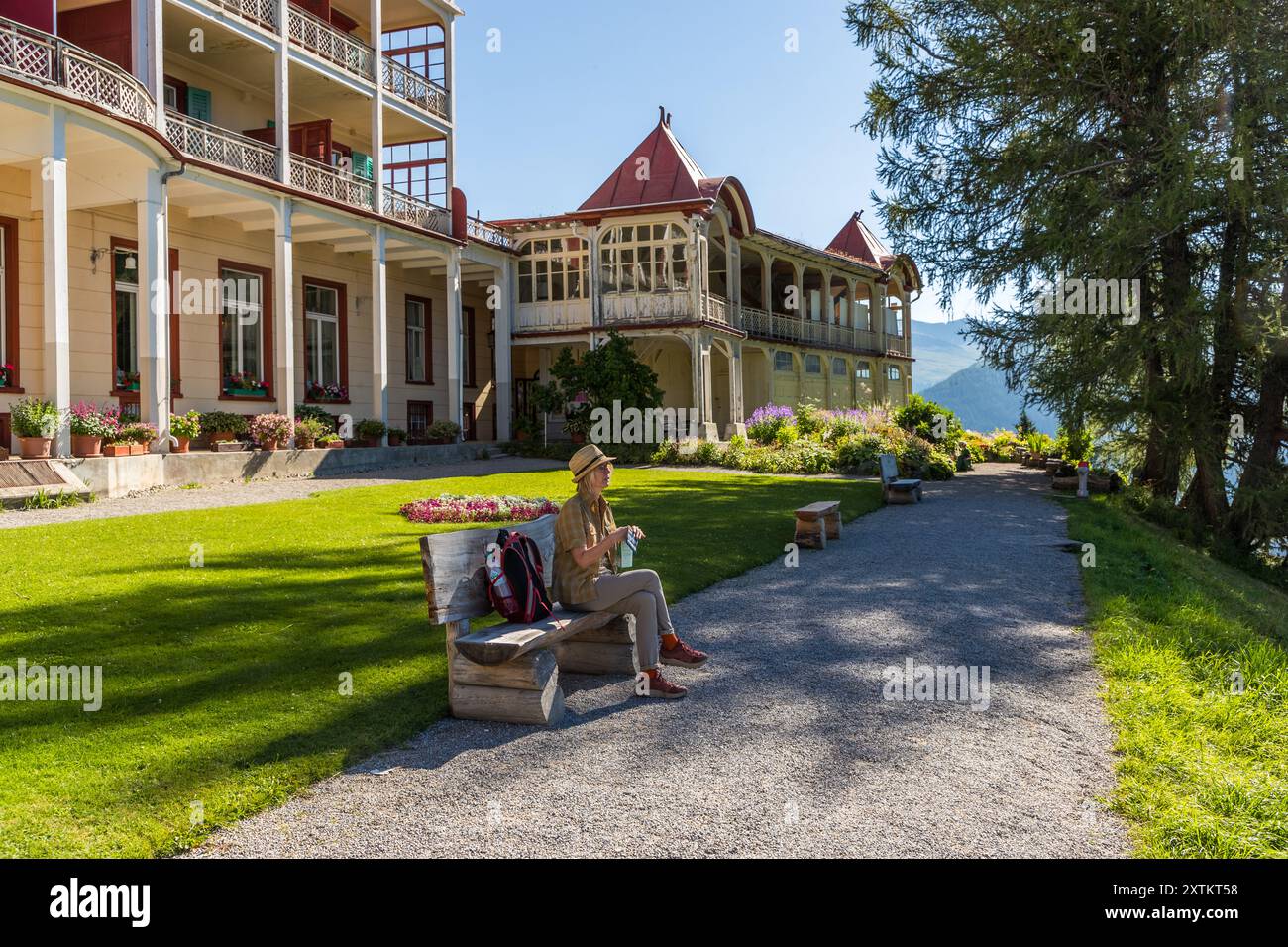 Panchine dello Schatzalp Davos. La struttura chiara e simmetrica e la posizione solitaria in natura con un forte orientamento verso la valle e vista sul panorama montano sottolineano l'unicità dell'edificio, costruito tra il 1898 e il 1900. L'ex sanatorio Schatzalp sopra Davos è ora un hotel. Thomas-Mann-Weg, Davos, Grigioni, Svizzera Foto Stock
