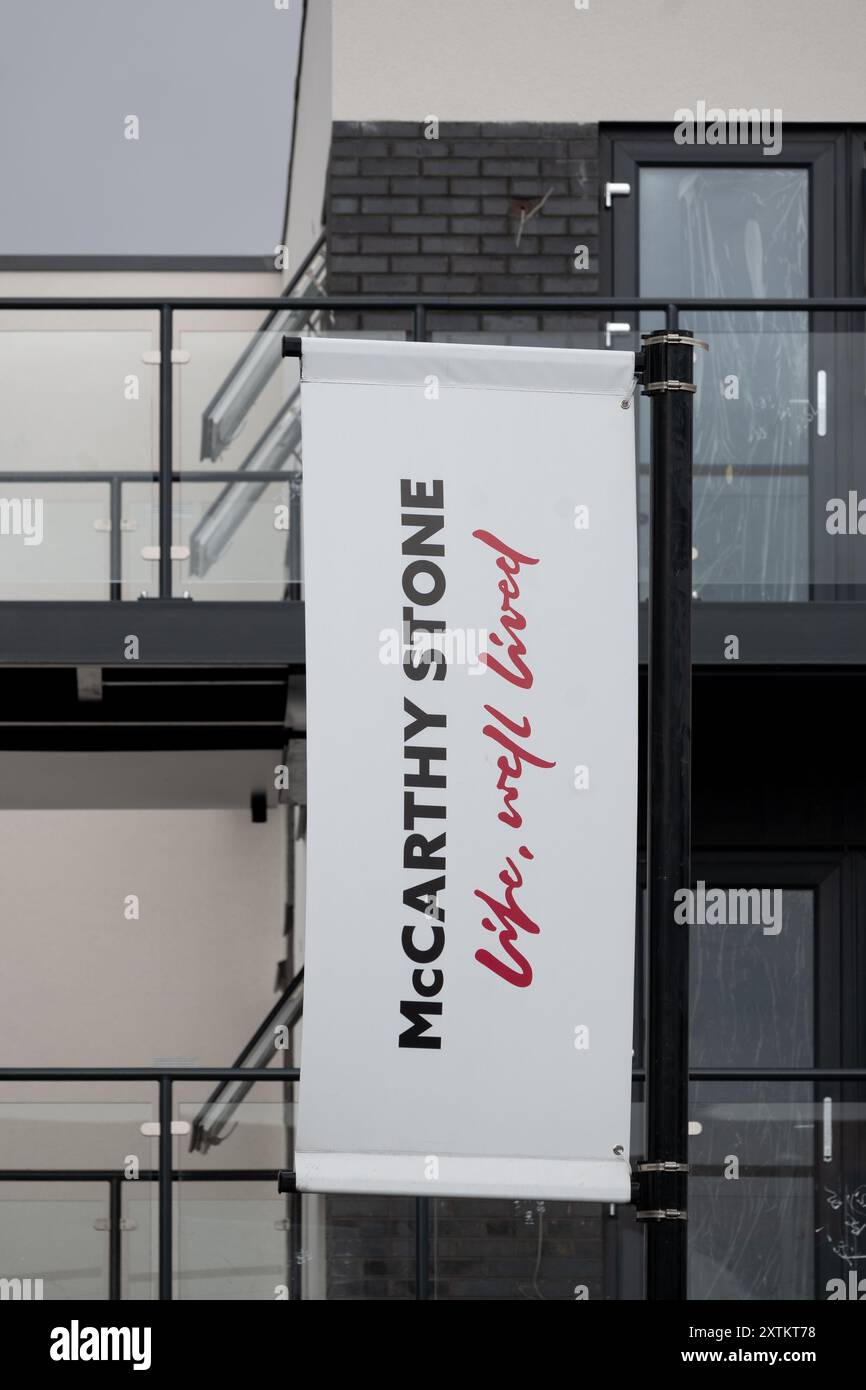 Striscione McCarthy Stone presso la costruzione di nuovi appartamenti per pensionati, Stratford-upon-Avon, Warwickshire, Inghilterra, Regno Unito Foto Stock