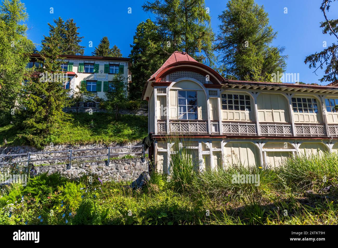 Schatzalp Davos: L'architettura dell'ex sanatorio per i pazienti affetti da tubercolosi sottolinea il rapporto con la natura circostante e riduce al minimo il contesto per sottolineare il predominio dell'edificio e la sua particolare relazione con il paesaggio. L'ex sanatorio Schatzalp sopra Davos è ora un hotel. Wasserfallweg, Davos, Grigioni, Svizzera Foto Stock