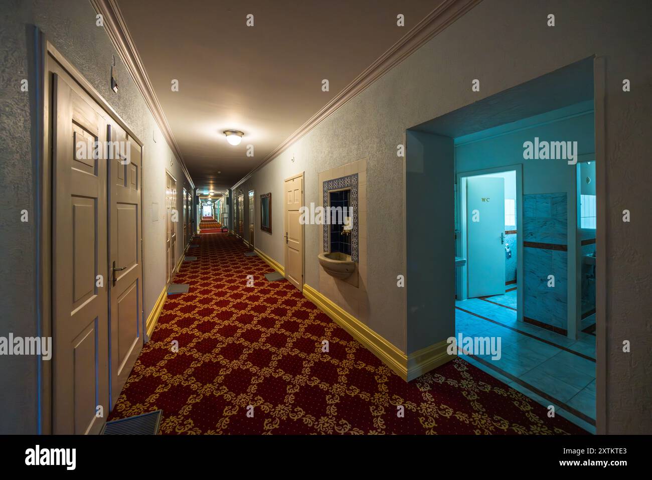 Corridoio nell'ala residenziale dell'ex sanatorio Schatzalp. Ci sono lavabi nel corridoio dove i pazienti affetti da tubercolosi possono svuotare e pulire i loro spittoi. Nell'ex sanatorio Schatzalp sopra Davos. Oggi è un hotel. Bobbahnstrasse, Davos, Grigioni, Grigioni, Svizzera Foto Stock