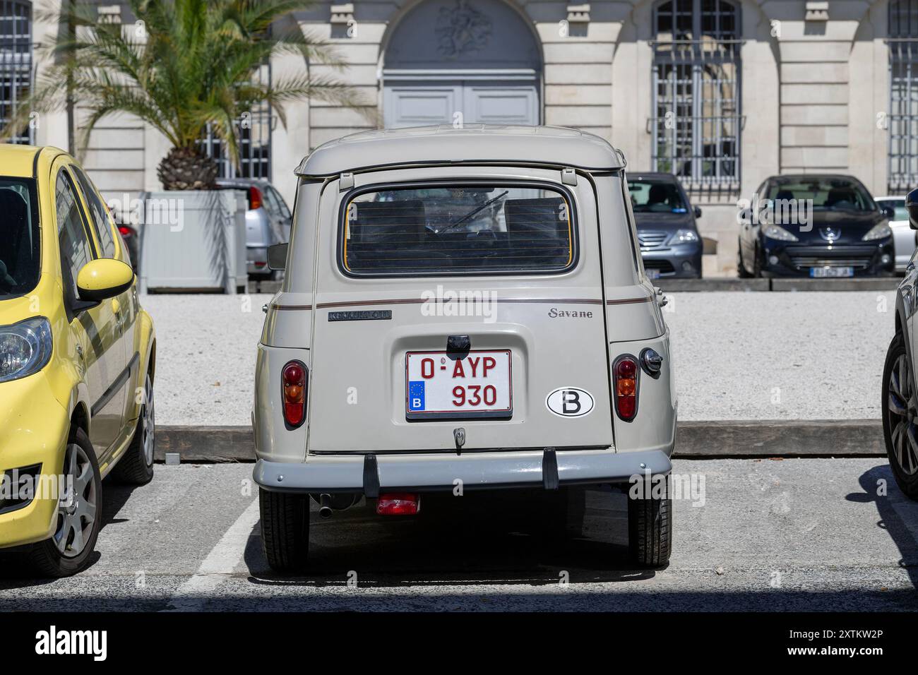 Vista su una Renault 4 TL Savane beige parcheggiata su una strada. Foto Stock
