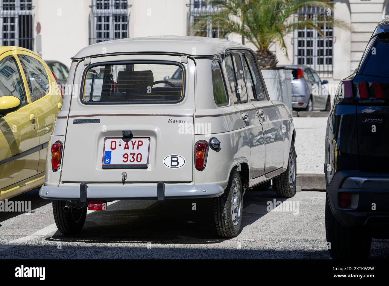 Vista su una Renault 4 TL Savane beige parcheggiata su una strada. Foto Stock