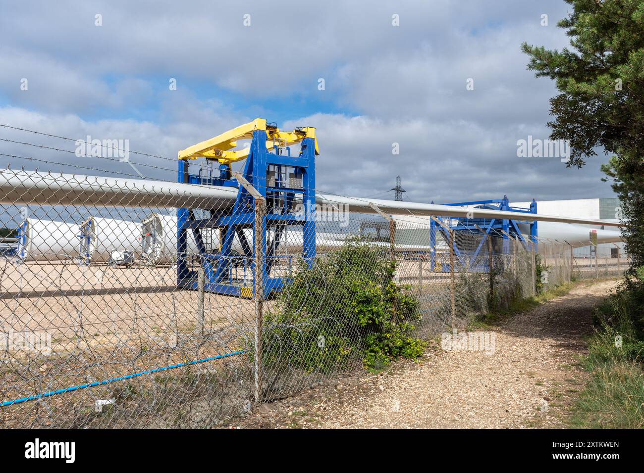 Pale per turbine eoliche presso MHI Vestas Fawley, la vecchia centrale elettrica di Fawley, ora struttura di verniciatura e logistica per pale da 80 m, Hampshire, Inghilterra, Regno Unito Foto Stock