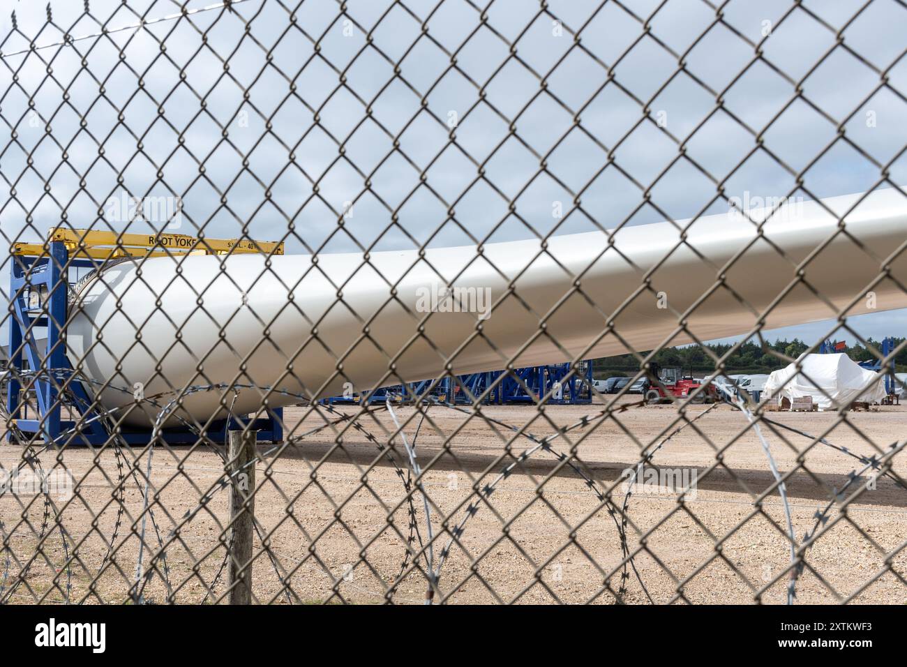 Pale per turbine eoliche presso MHI Vestas Fawley, la vecchia centrale elettrica di Fawley, ora struttura di verniciatura e logistica per pale da 80 m, Hampshire, Inghilterra, Regno Unito Foto Stock