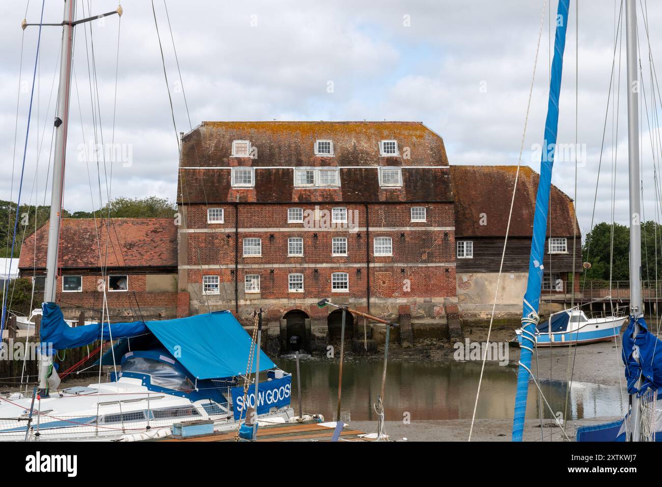 Ashlett Creek Mill, uno storico mulino a marea su un'insenatura di Southampton Water vicino a Fawley nell'Hampshire, Inghilterra, Regno Unito Foto Stock