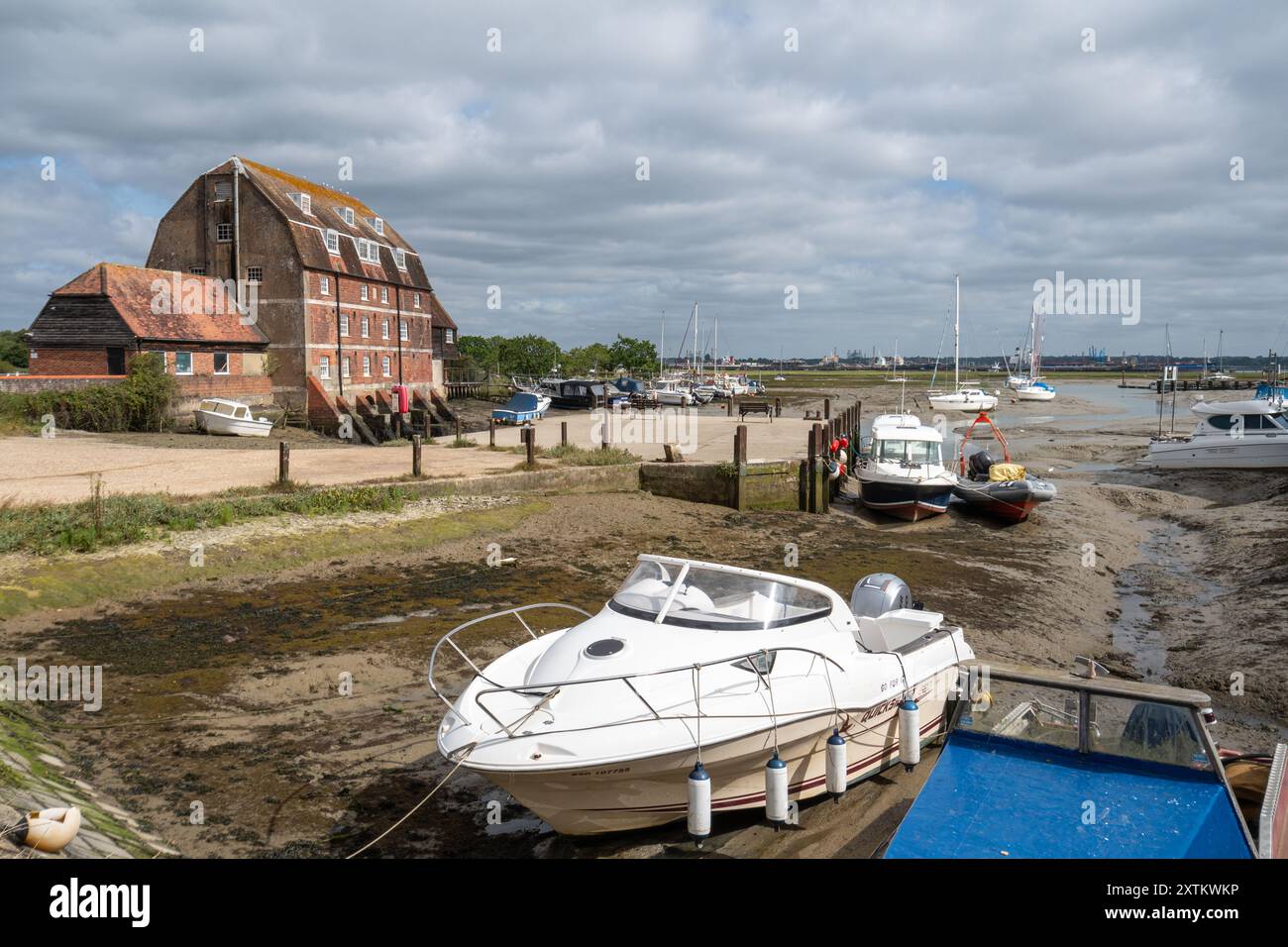 Ashlett Creek Mill, uno storico mulino vicino a Fawley nell'Hampshire, Inghilterra, Regno Unito, con barche ormeggiate a Victoria Quay Foto Stock