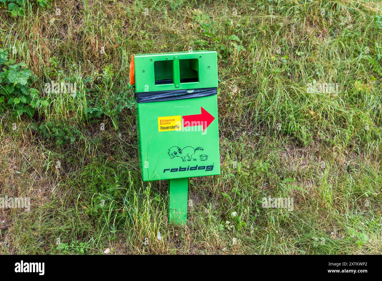 Cestino con dispenser per sacchetti per cani. Via Visura, Bergün Filisur, Grigioni, Svizzera Foto Stock