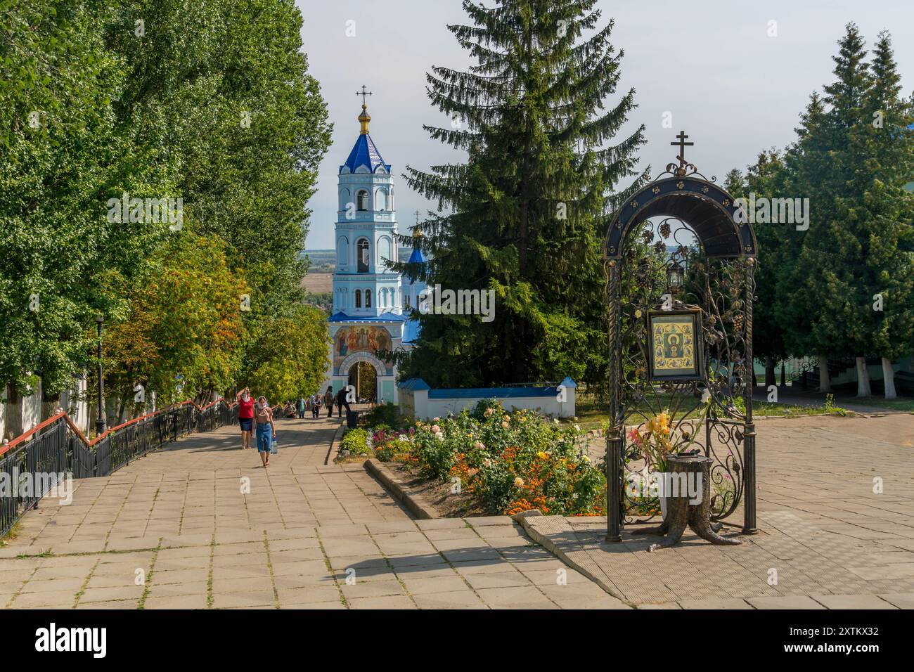 Il popolo religioso russo alla scala del monastero di Korennaya Pustyn, in Russia, con la splendida torre della cappella vecchia e l'atmosfera tranquilla. Foto Stock