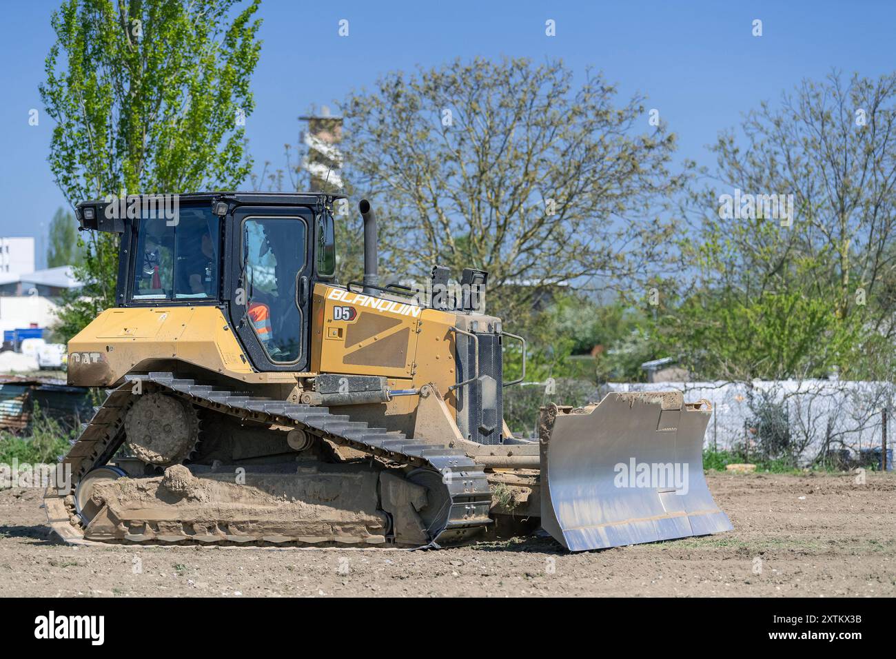 Nancy, Francia - Vista su un bulldozer giallo CAT D5 per lavori in terra in cantiere. Foto Stock