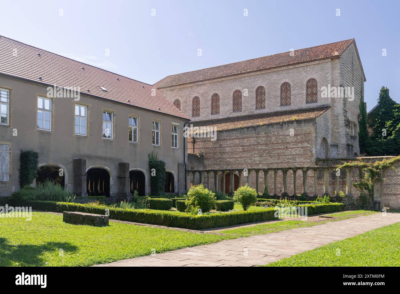 Metz, Francia - Vista sulla Basilica di Saint-Pierre-aux-Nonnains con la sua facciata in pietra, la cui costruzione risale alla fine del IV secolo. Foto Stock