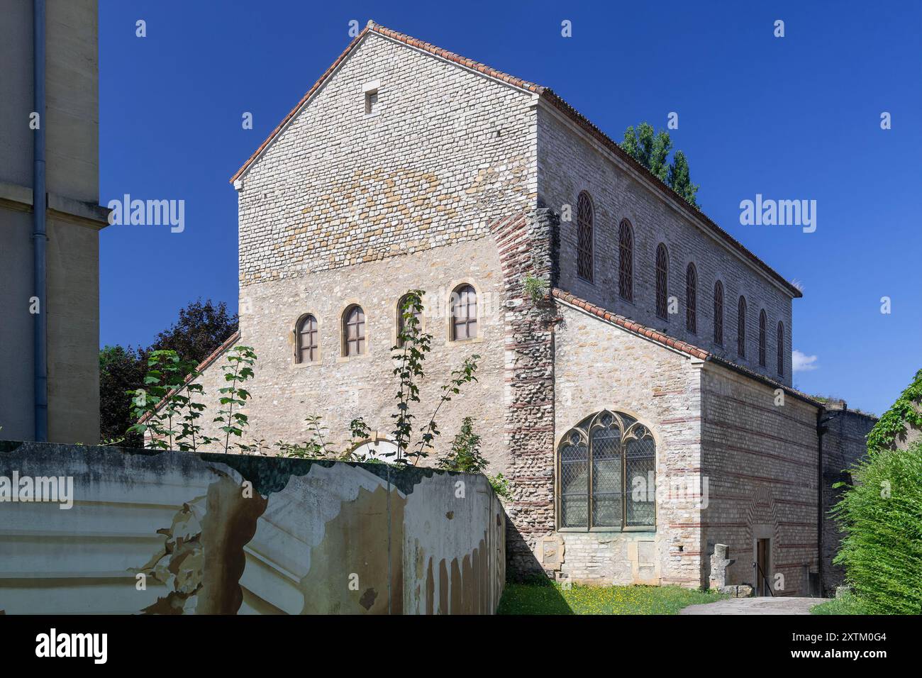 Metz, Francia - Vista sulla Basilica di Saint-Pierre-aux-Nonnains con la sua facciata in pietra, la cui costruzione risale alla fine del IV secolo. Foto Stock