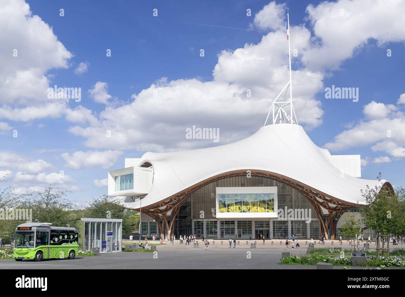Metz, Francia - Vista sul Centre Pompidou-Metz, museo di arte moderna e contemporanea inaugurato nel 2010, visto dalla piazza dei diritti umani. Foto Stock