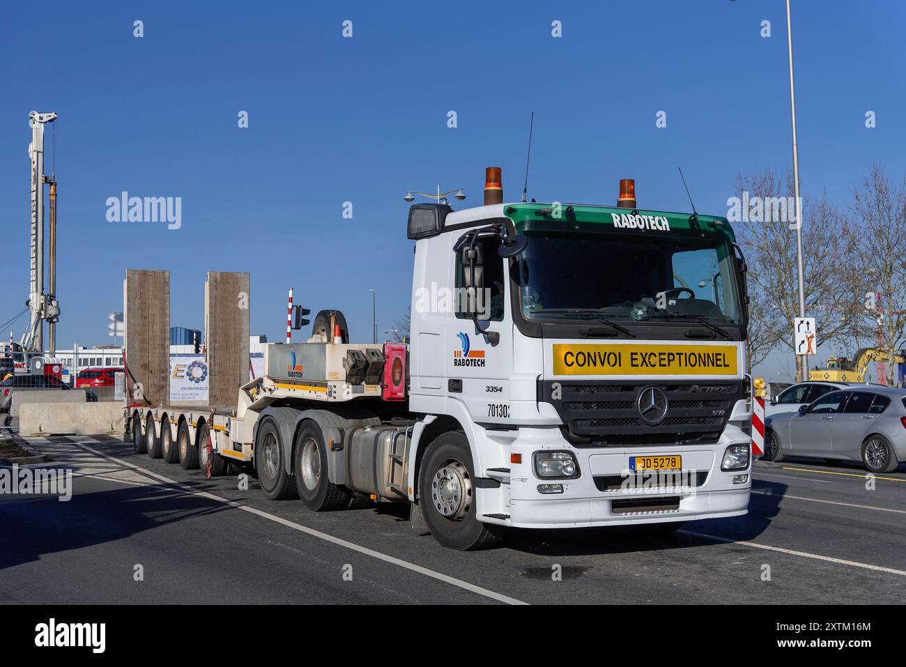 Città di Lussemburgo, Lussemburgo - Vista su un camion bianco Mercedes-Benz Actros 3354 con rimorchio vuoto parcheggiato su una strada. Foto Stock