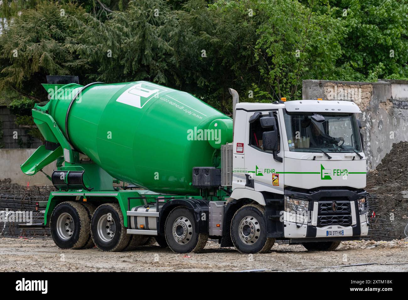 Nancy, Francia - betoniera bianca e verde Renault Trucks C 430 per la consegna di calcestruzzo in un cantiere per fondazioni speciali. Foto Stock