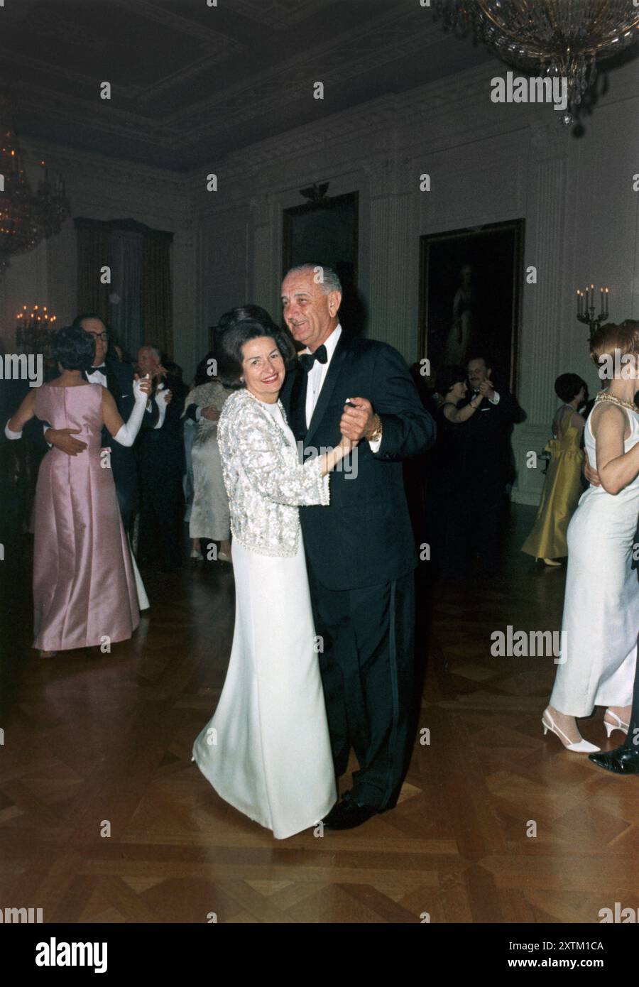 Claudia "Lady Bird" Johnson e il presidente degli Stati Uniti Lyndon Johnson ballano al ricevimento diplomatico, East Room, Casa Bianca, Washington, D.C., USA, Robert Knudsen, 4 maggio 1966 Foto Stock