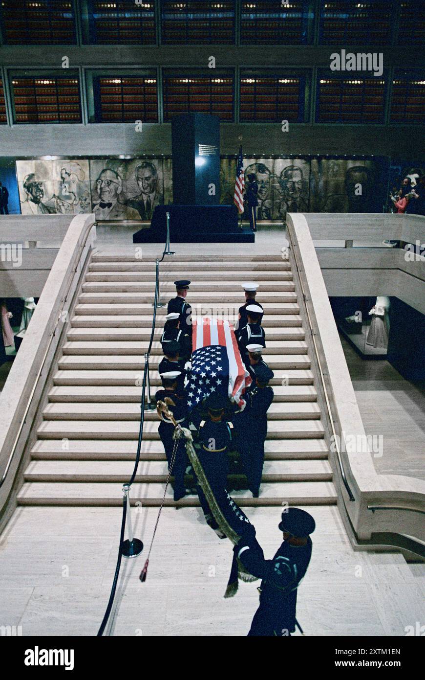 Ufficiali militari che trasportano l'ex presidente degli Stati Uniti Lyndon B. Johnson's Casket Up Steps in the Great Hall, The Lyndon B. Johnson Library and Museum, Austin, USA, Frank Wolfe, 23 gennaio, 1973 Foto Stock