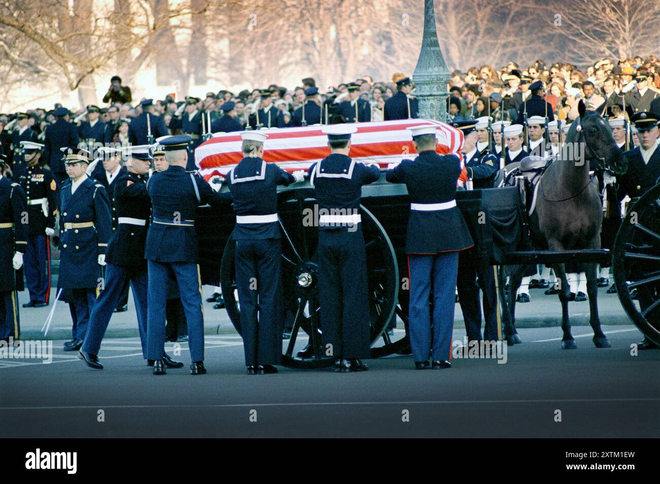 Processione funebre dell'ex presidente degli Stati Uniti Lyndon Johnson, Caisson, assistenti militari, Cavallo senza cavalleria, Washington, D.C., USA, Frank Wolfe, 24 gennaio 1973 Foto Stock