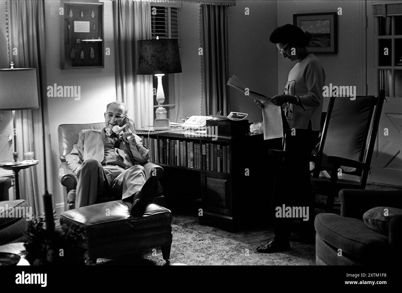 Il presidente degli Stati Uniti Lyndon Johnson parla al telefono, Lady Bird Johnson legge il giorno di Natale al ranch LBJ, Stonewall, Texas, USA, Yoichi Okamoto, 25 dicembre 1963 Foto Stock