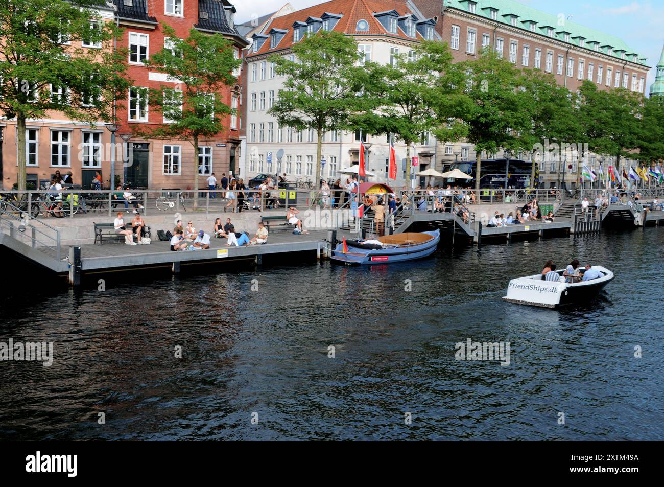 Copenaghen/Danimarca/15 agosto 2024/gente che cerca una barca nel canale holmen nella capitale danese. (Foto. Francis Joseph Dean/Dean Pictures) (non per uso commerciale) Foto Stock